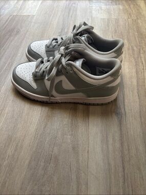 Nike Low-Top Sneakers in Light Gray & White